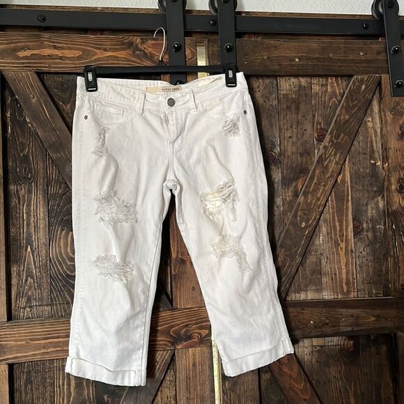 Sneak Peek white denim distressed Capri white  pants Sz-Med - Picture 1 of 9